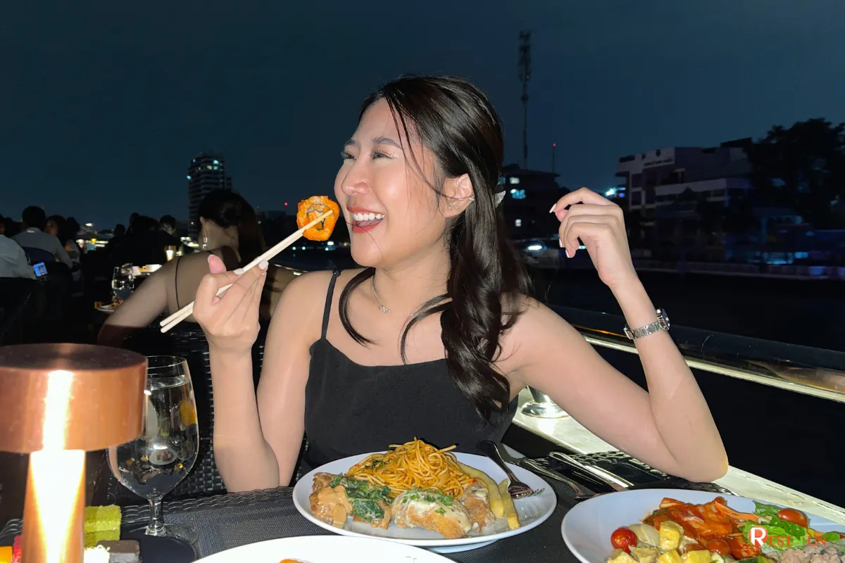บุฟเฟ่ต์อาหารไทยและนานาชาติของล่องเรือเจ้าพระยา